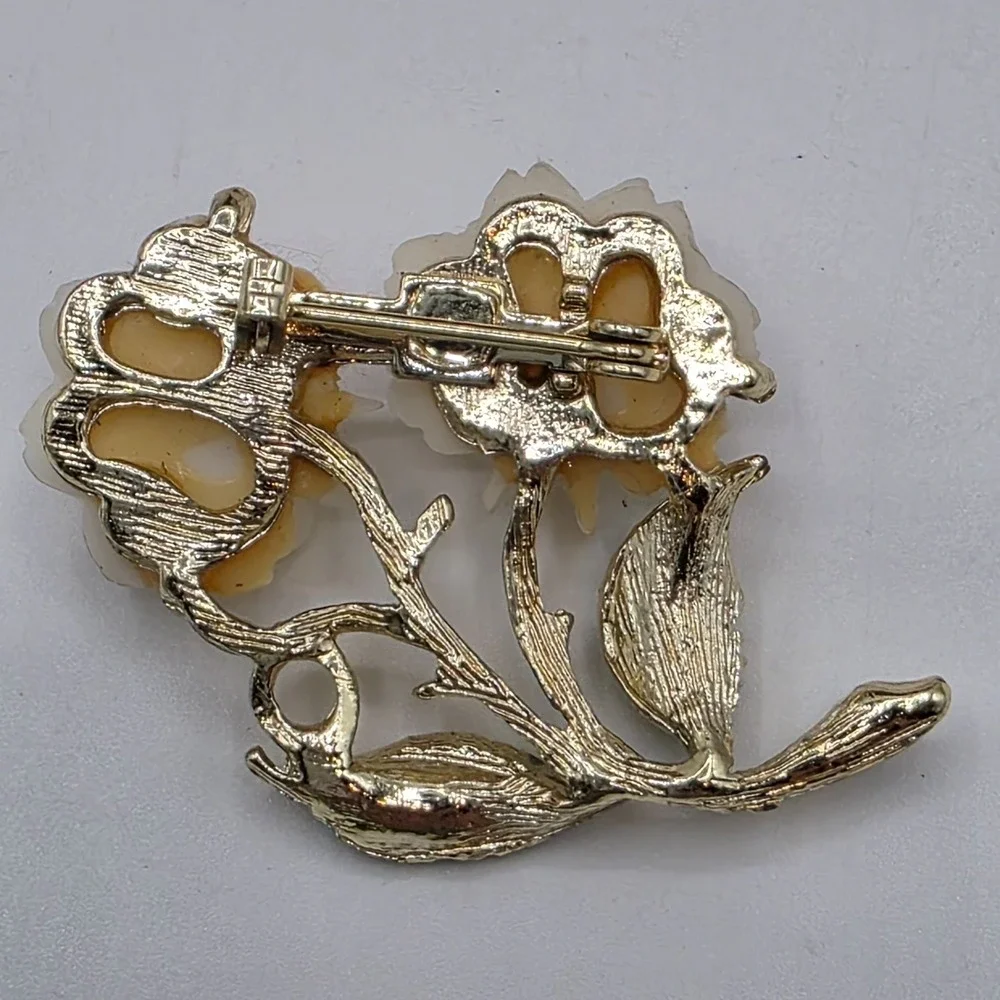 Vintage Rose Flower Brooch‎ Pin Gold Tone Carved Lucite Leaves Green Estate